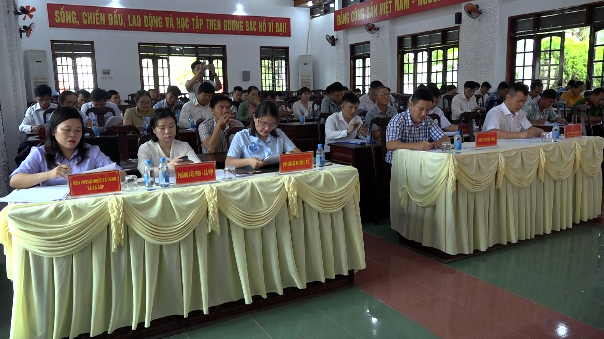 CÁC DAI BIEU THAM DU CHUONG TRINH